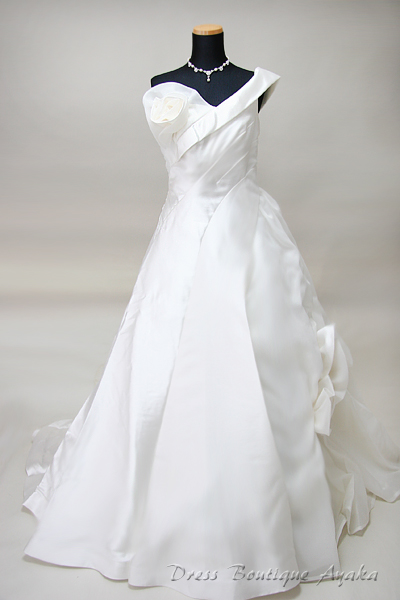 桂由美の気品あるユミラインのフォルムのマウエディングドレス｜ドレス 